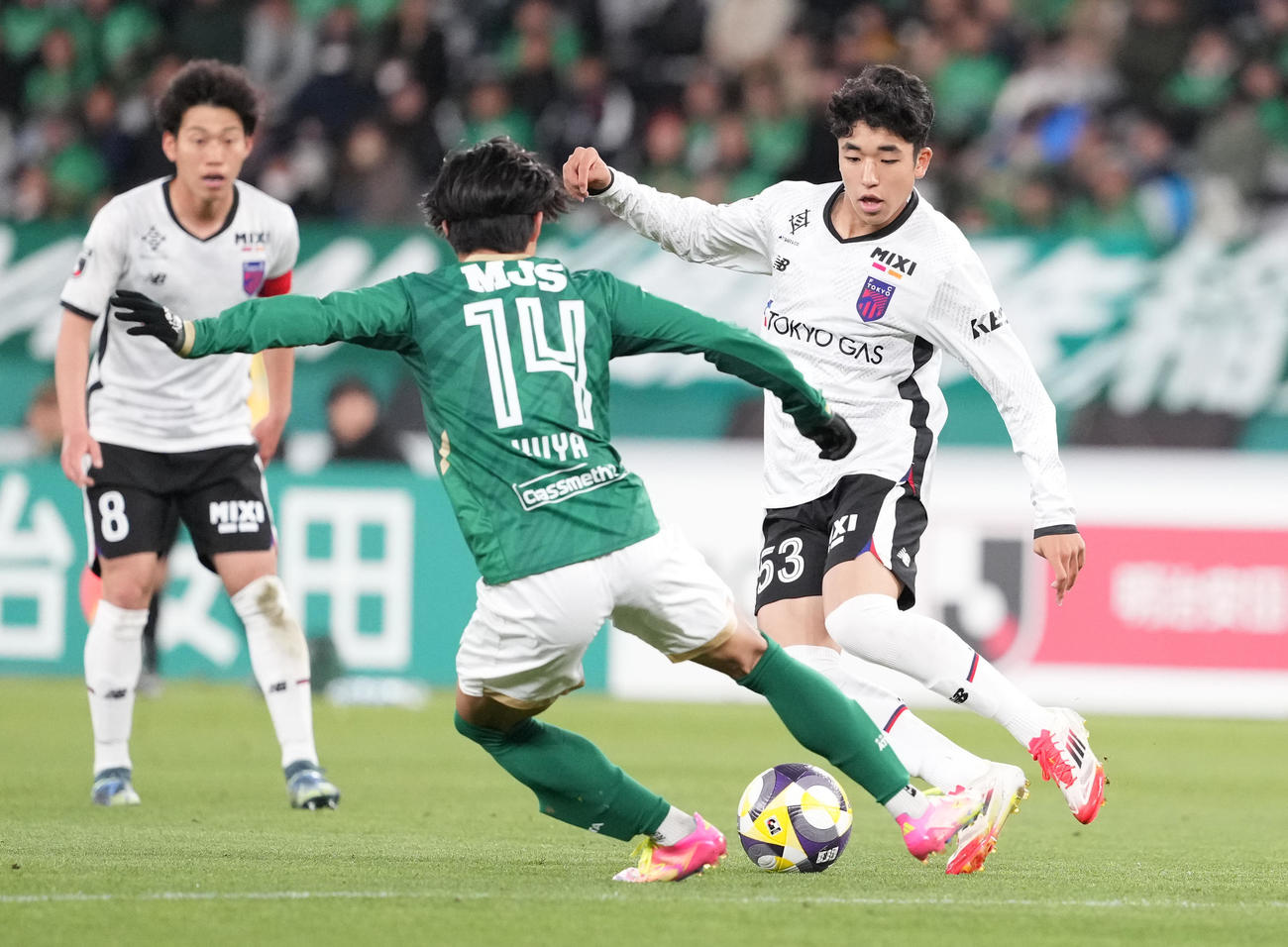 東京V対東京　後半、ドリブルする東京北原（右）（撮影・鈴木みどり）