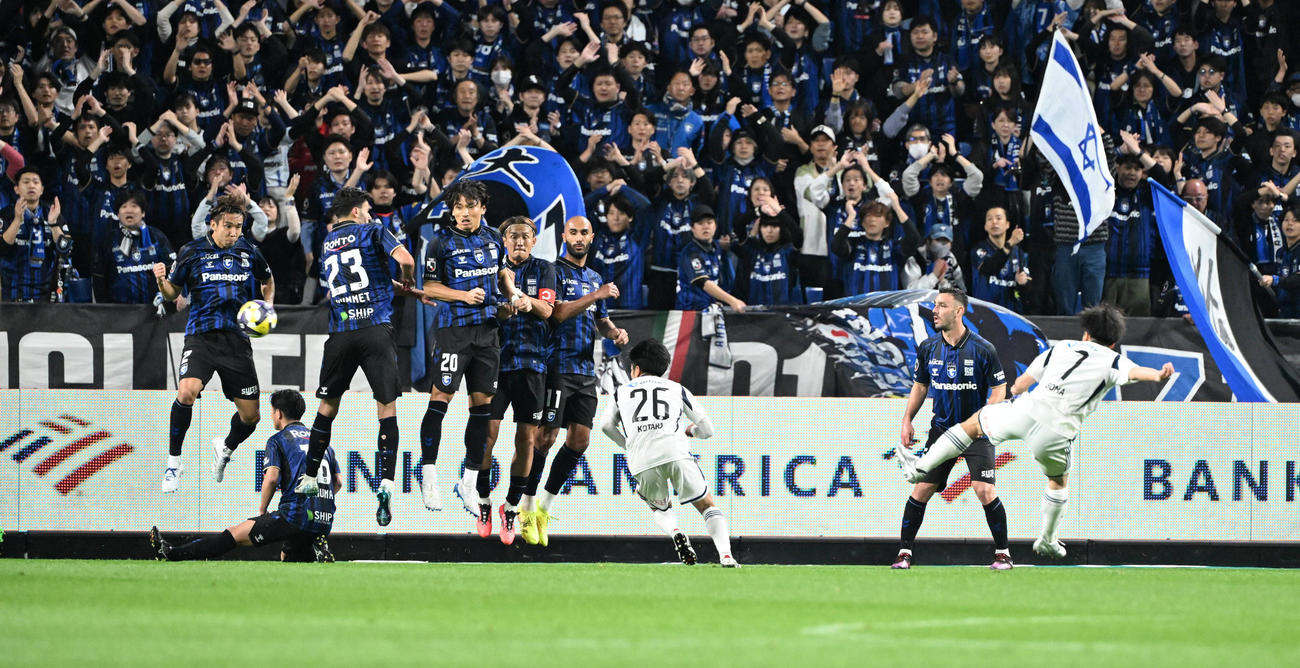 G大阪対町田　前半、ペナルティーエリア近くからのFKを直接決める町田相馬（7）（撮影・和賀正仁）
