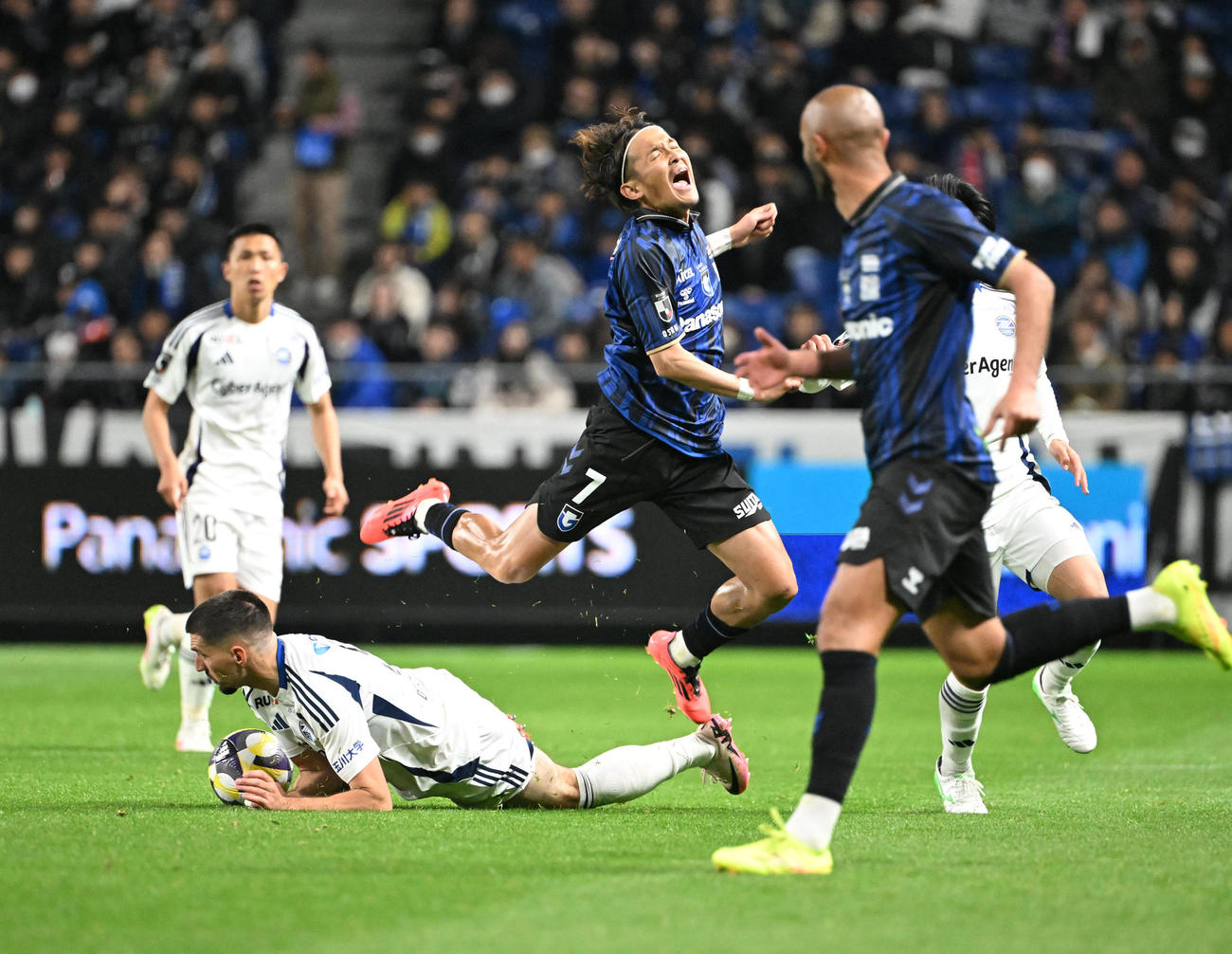 G大阪対町田　後半、相手ボールに激しく絡むG大阪宇佐美（撮影・和賀正仁）