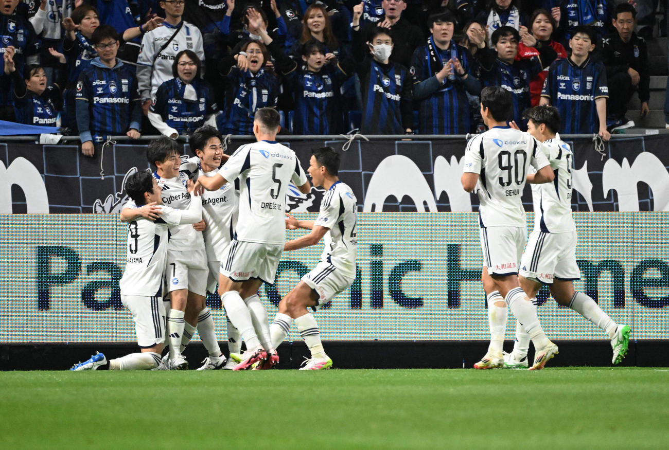 G大阪対町田　前半、ペナルティーエリア近くからのFKを直接決めた町田相馬（左から2人目）は選手らと喜ぶ（撮影・和賀正仁）