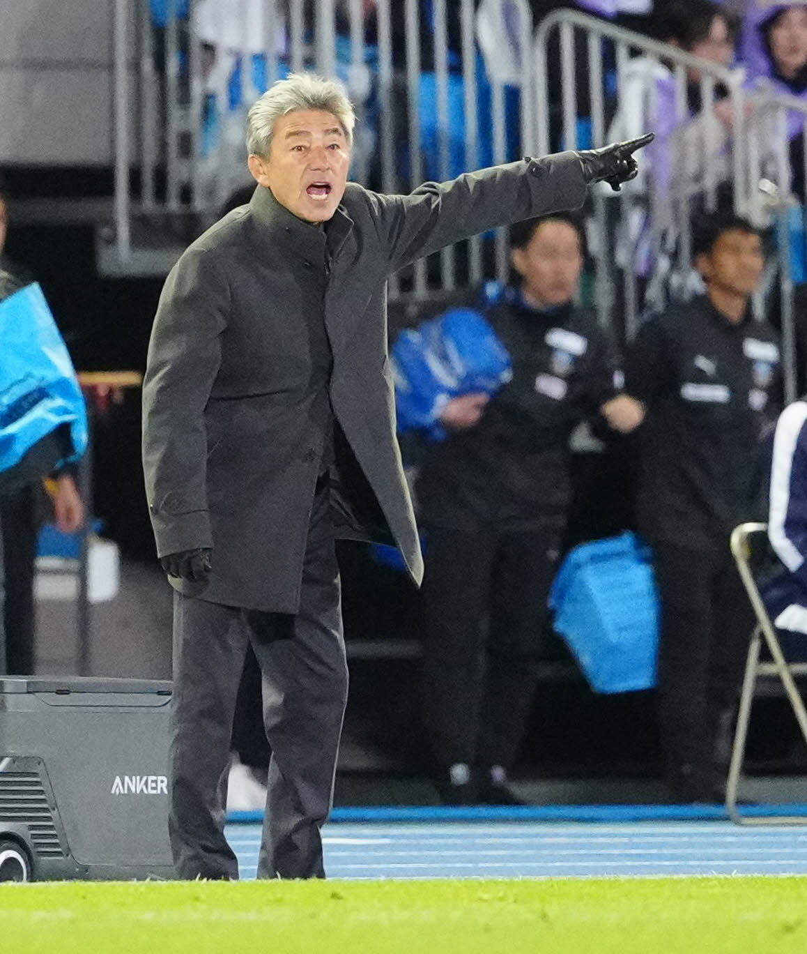川崎F対湘南　後半、指示を出す川崎F長谷部監督（撮影・江口和貴）