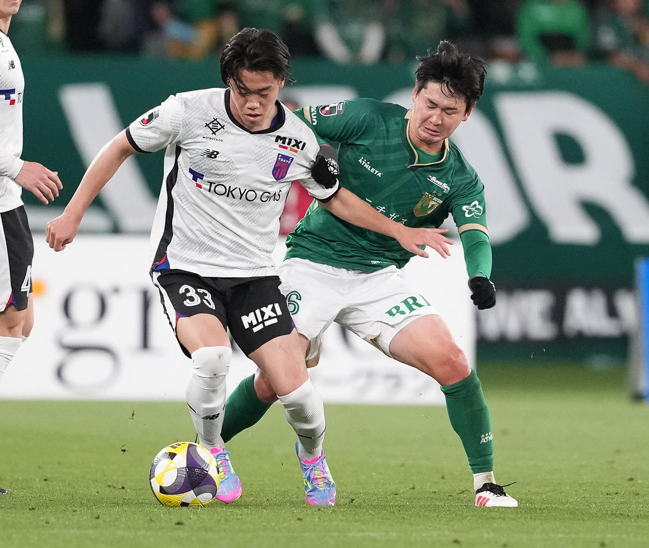 東京V対東京　前半、競り合う東京V平川（右）と東京俵積田（撮影・鈴木みどり）