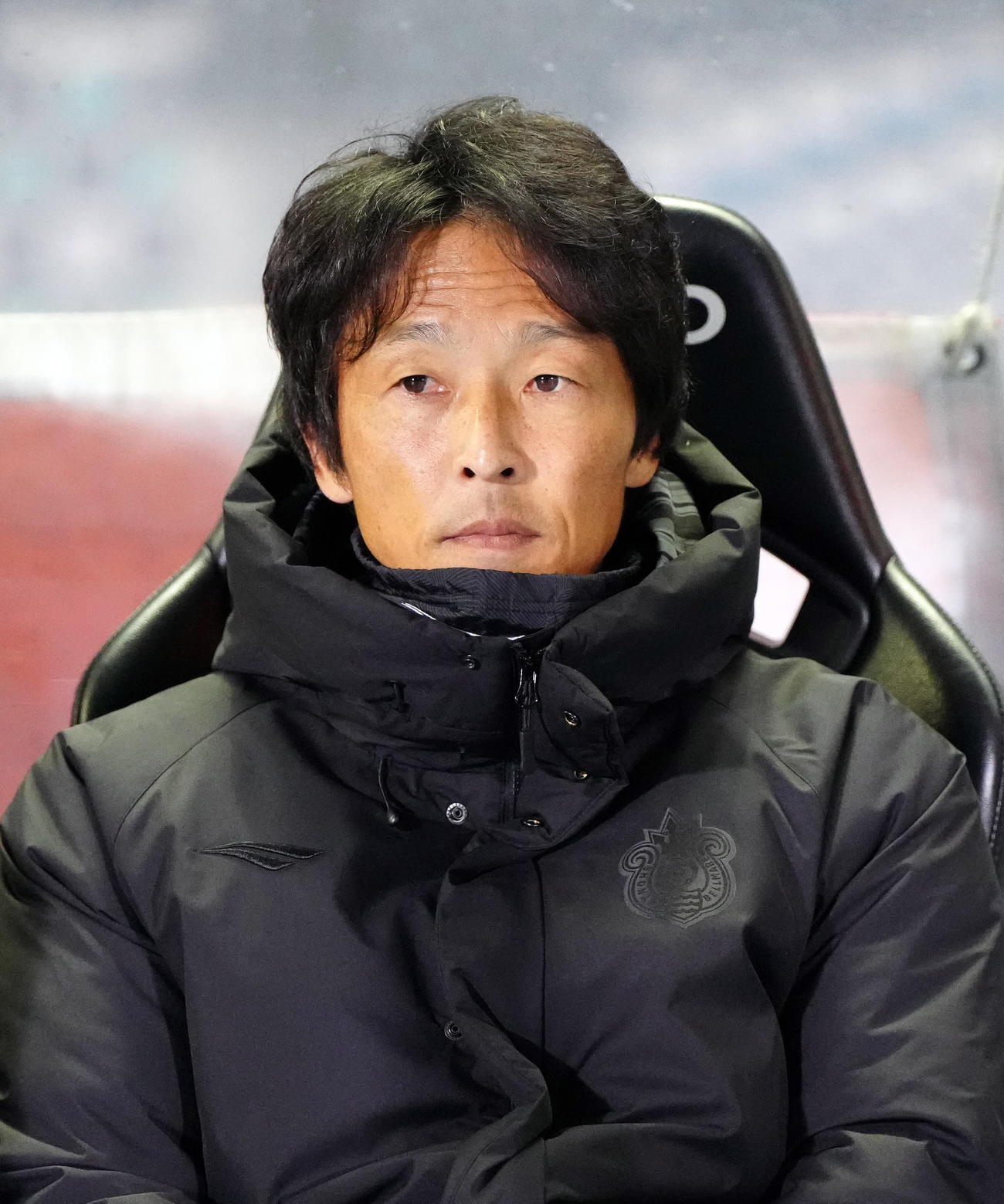 川崎F対湘南　試合前、ベンチに座る湘南山口監督（撮影・江口和貴）