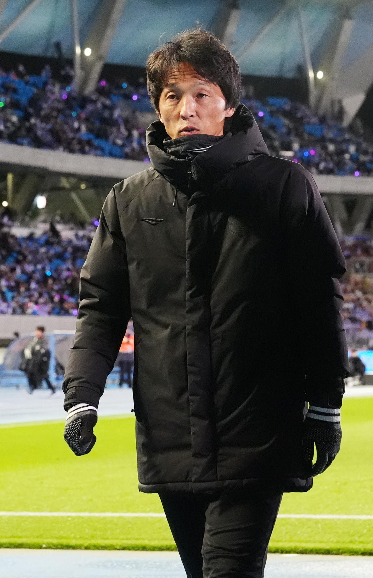 川崎F対湘南　試合後、サポーターにあいさつへ向かう湘南山口監督（撮影・江口和貴）