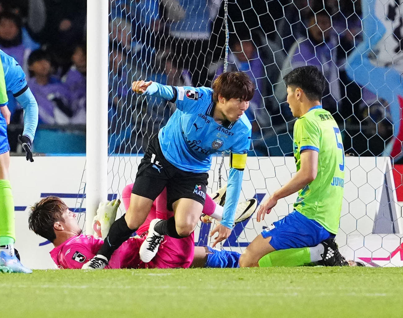 川崎F対湘南　後半、ボールを押し込み、先制ゴールを決めた川崎F脇坂（中央）（撮影・江口和貴）