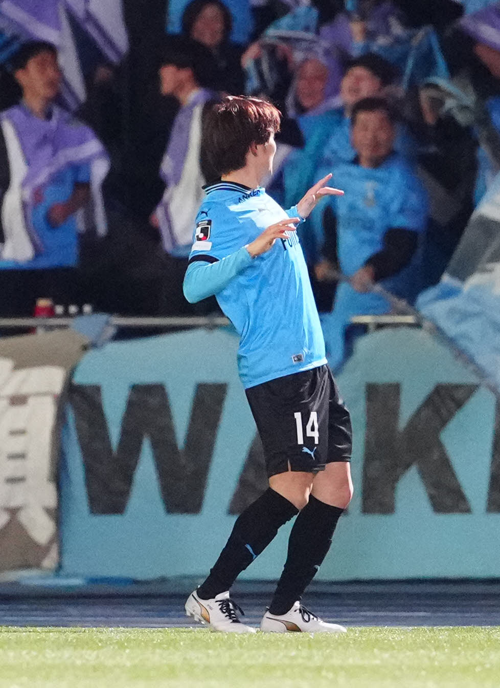 川崎F対湘南　後半、先制ゴールを決め、サポーターの前でポーズを見せる川崎F脇坂（撮影・江口和貴）