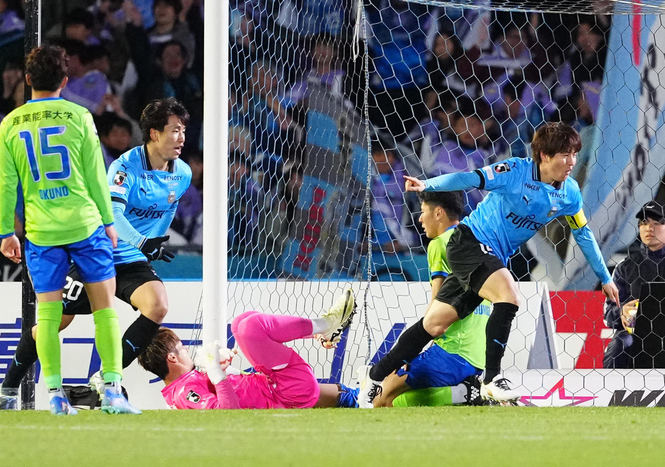 川崎F対湘南　後半、ボールを押し込み、先制ゴールを決めた川崎F脇坂（右端）（撮影・江口和貴）