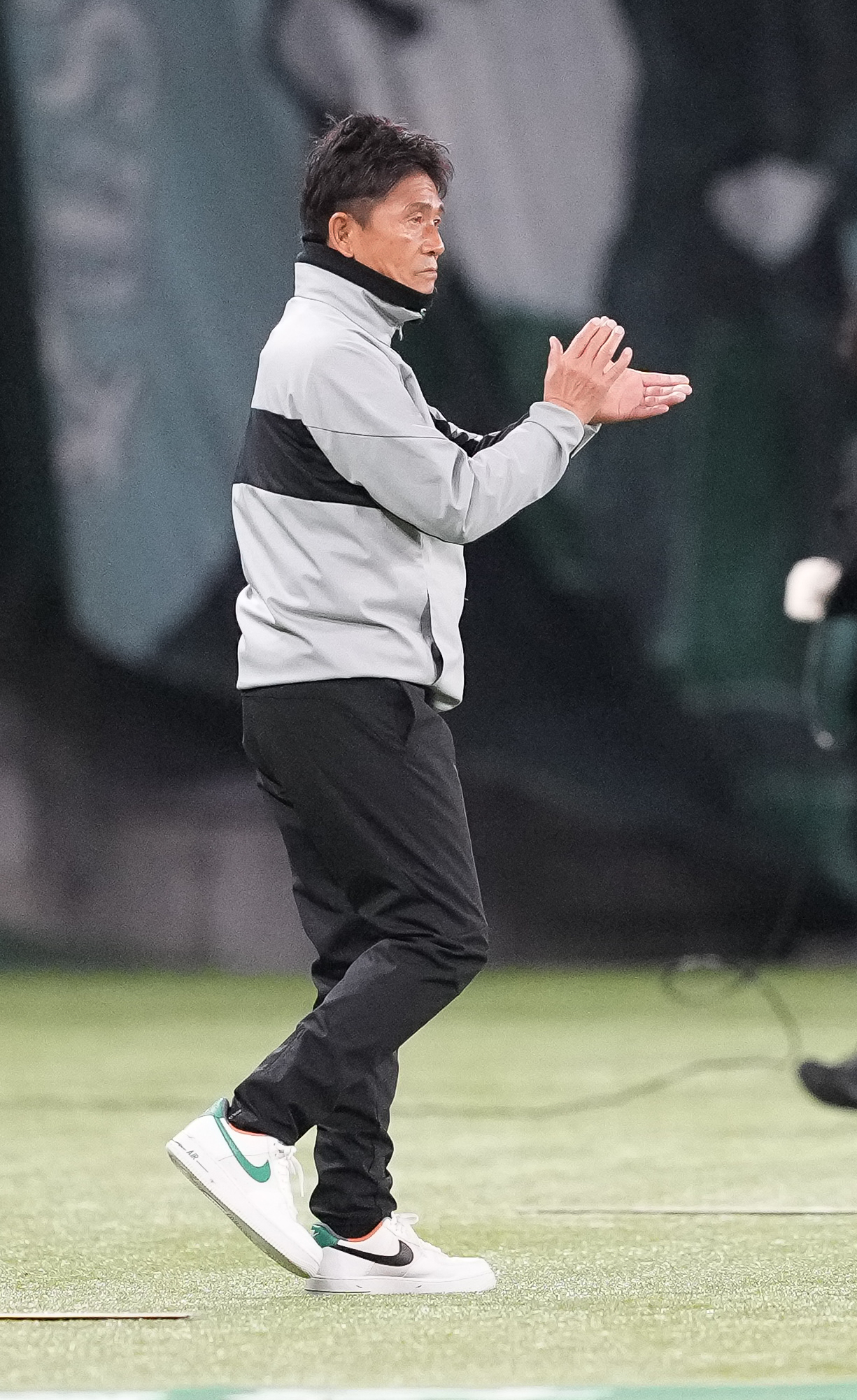 東京V対東京　後半、選手を鼓舞する東京V城福監督（撮影・鈴木みどり）