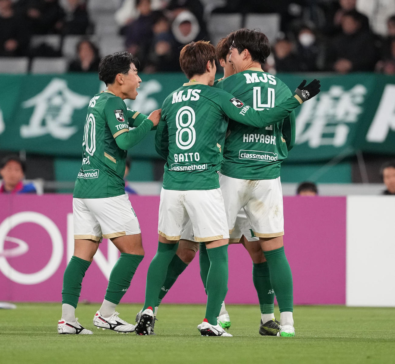 東京V対東京　前半、ヘディングで先制ゴールを決め、喜ぶ東京V林（右）（撮影・鈴木みどり）