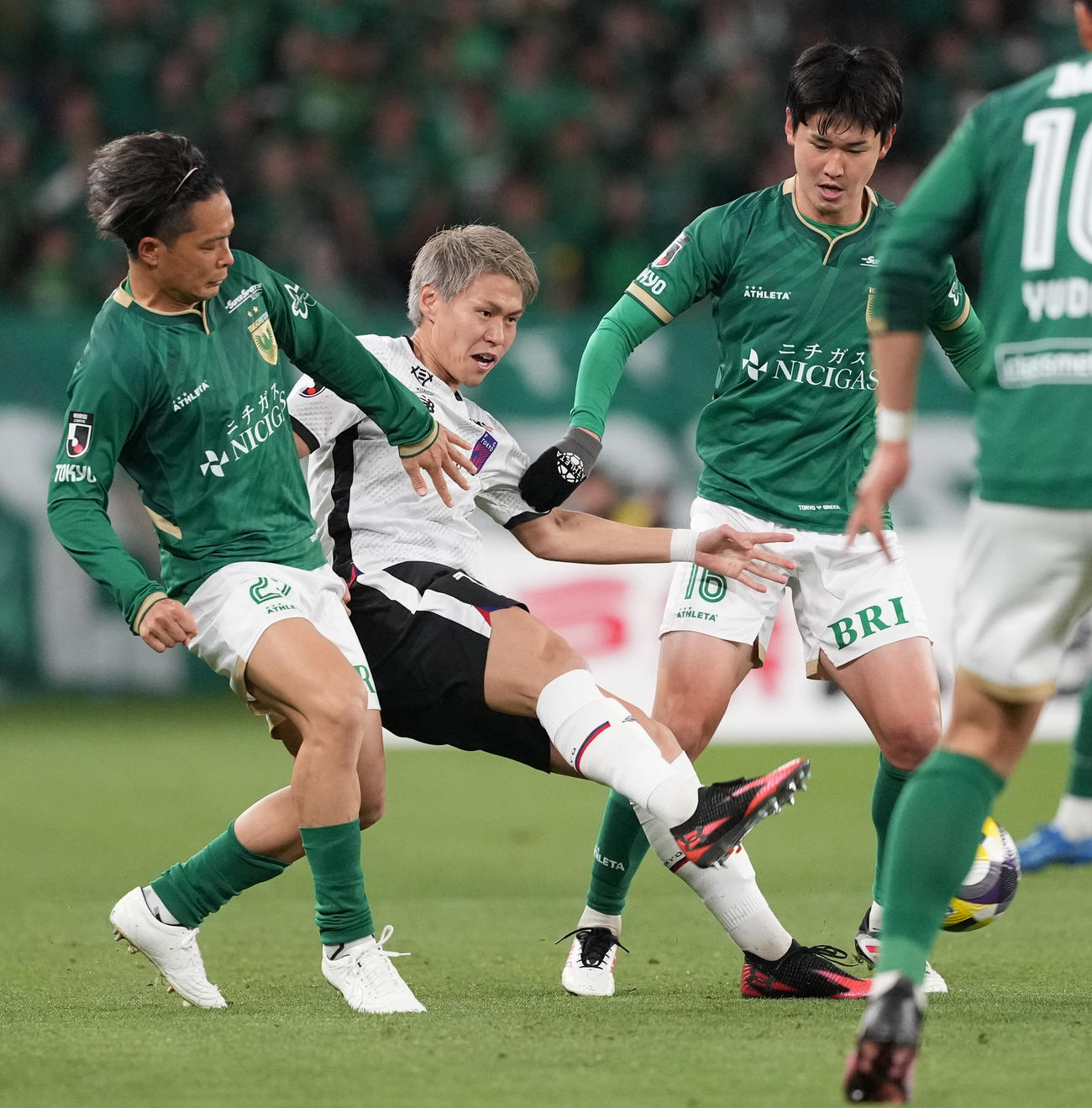 東京V対東京　前半、競り合う東京V平川（右）（撮影・鈴木みどり）