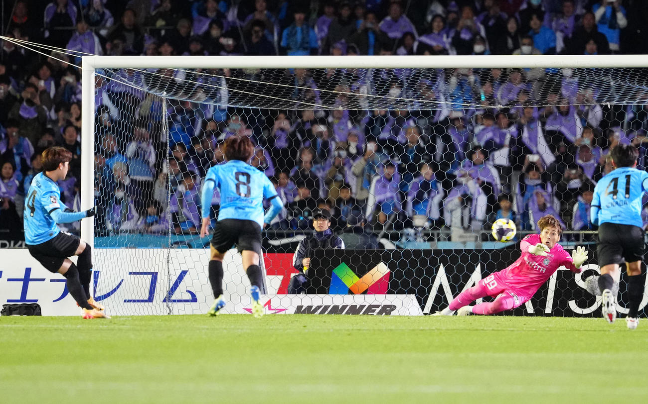 川崎F対湘南　後半、PKでゴールを決める宮城天（左）。GK上福元（撮影・江口和貴）