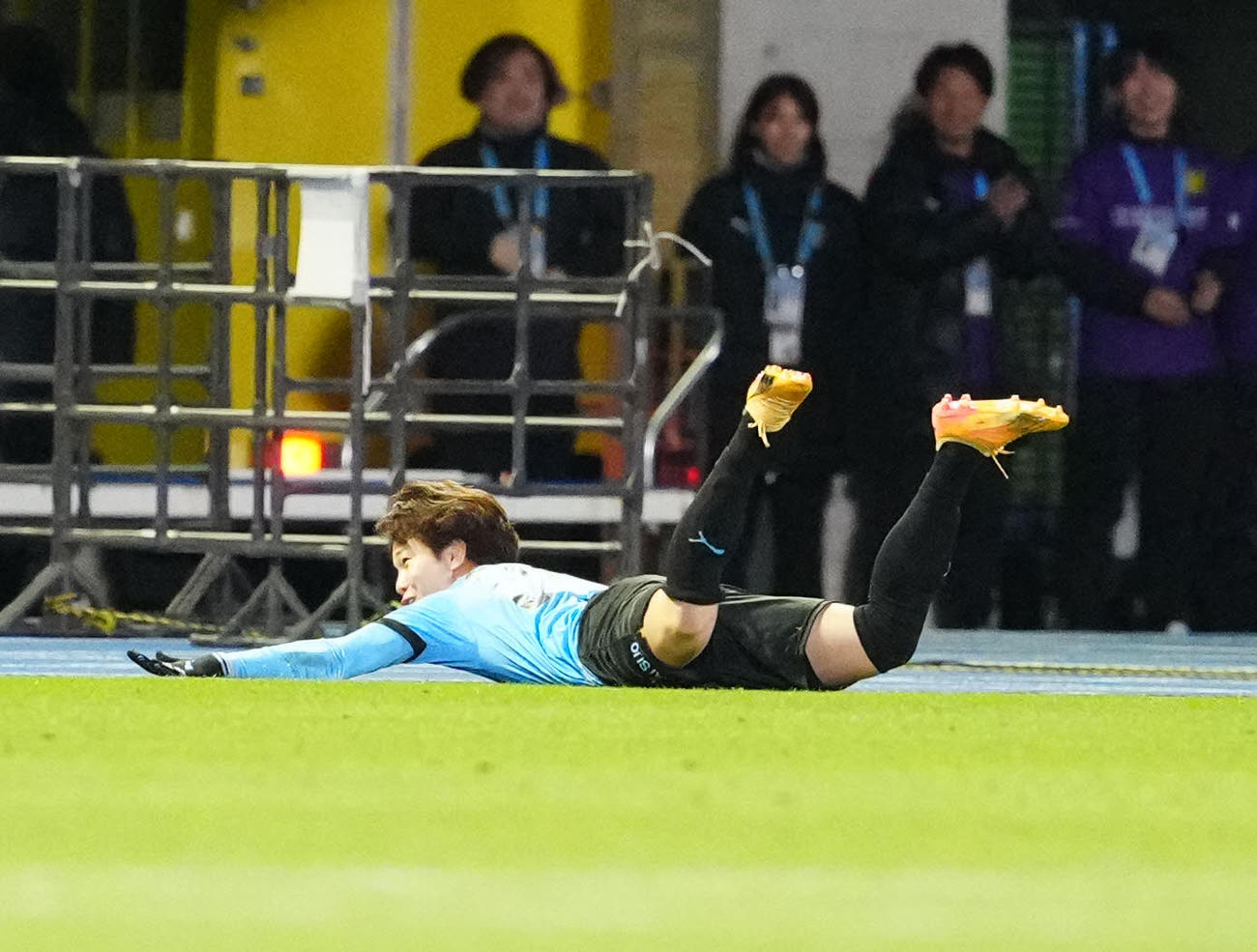 川崎F対湘南　後半、PKでゴールを決め、ピッチに滑り込み喜ぶ宮城（撮影・江口和貴）