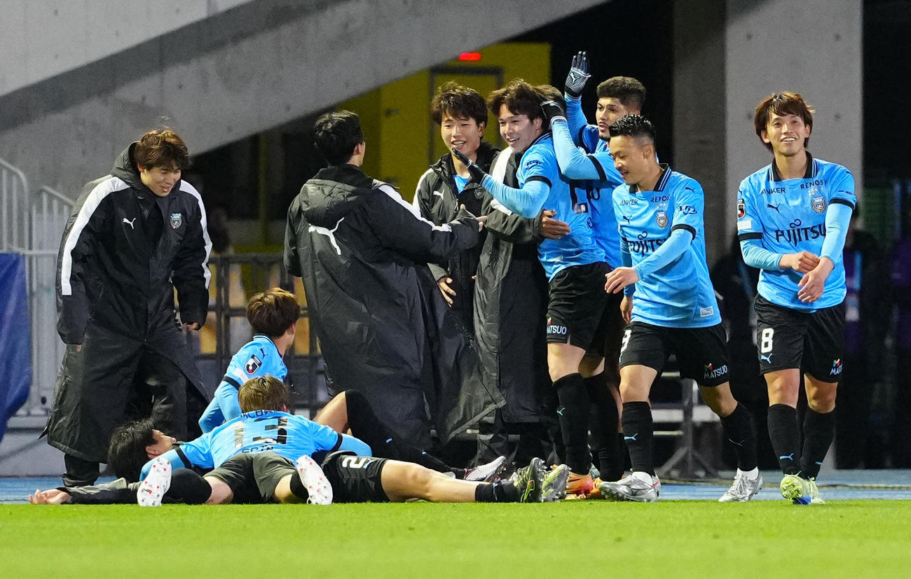 川崎F対湘南　後半、PKでゴールを決め、チームメートと喜ぶ宮城（右から4人目）（撮影・江口和貴）