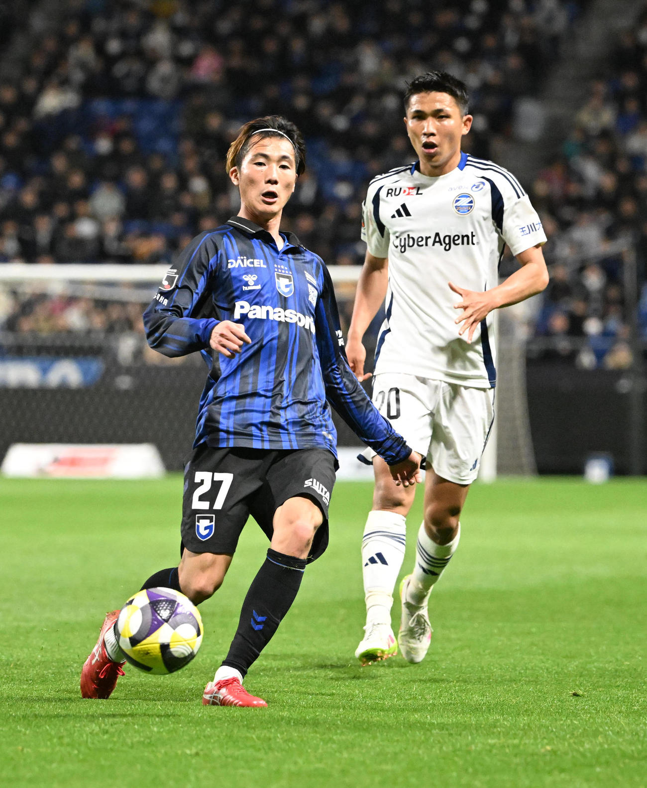 G大阪対町田　前半、前線にパスを出すG大阪美藤（撮影・和賀正仁）