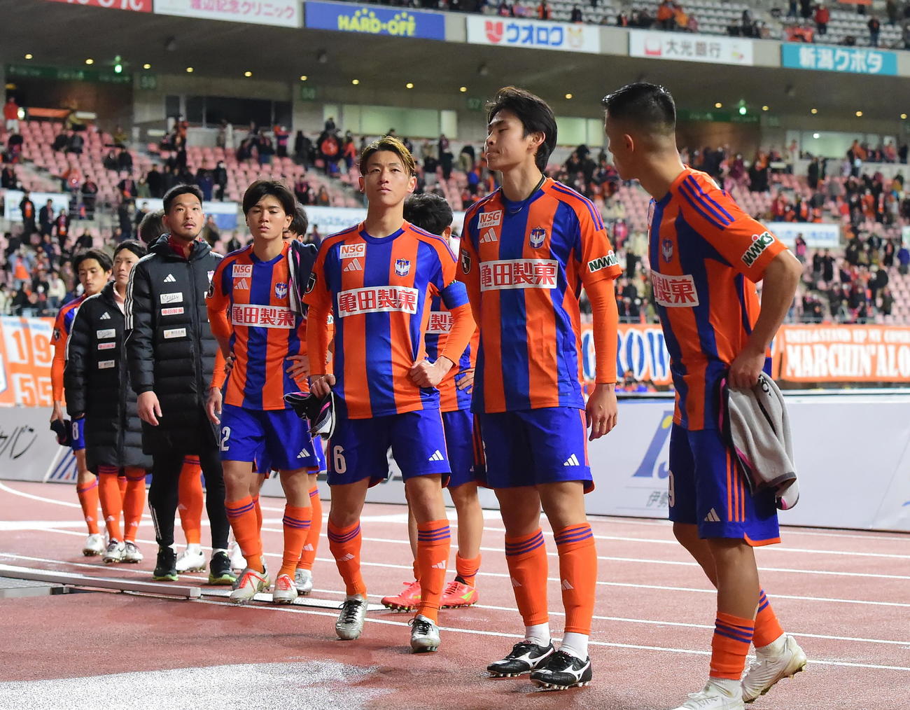 開幕8戦未勝利となり、ゴール裏のサポーターから大ブーイングを浴びる新潟の選手たち（撮影・小林忠）