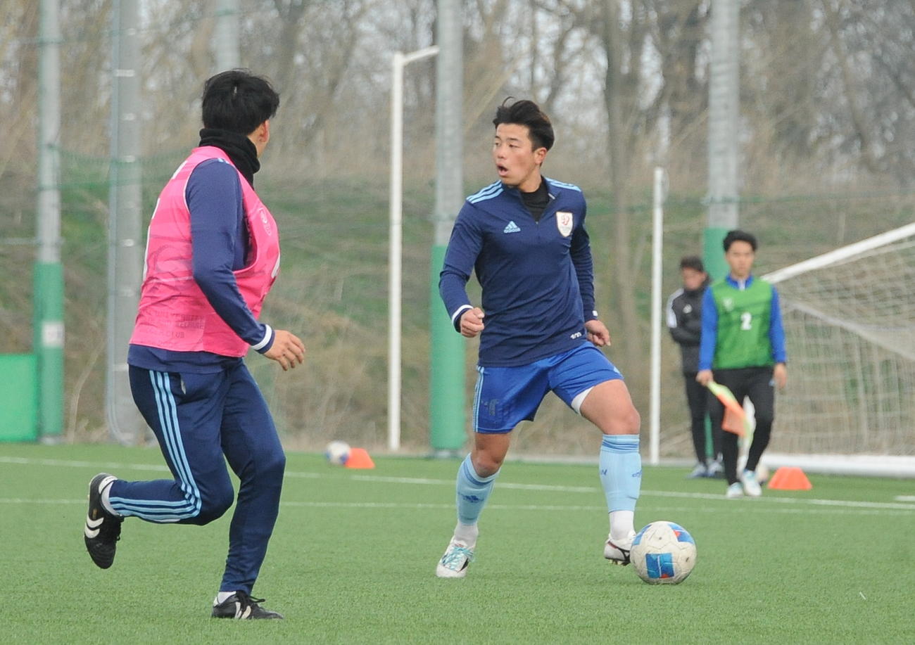 ドリブルする新潟医療福祉大・田沢（右）（撮影・小林忠）