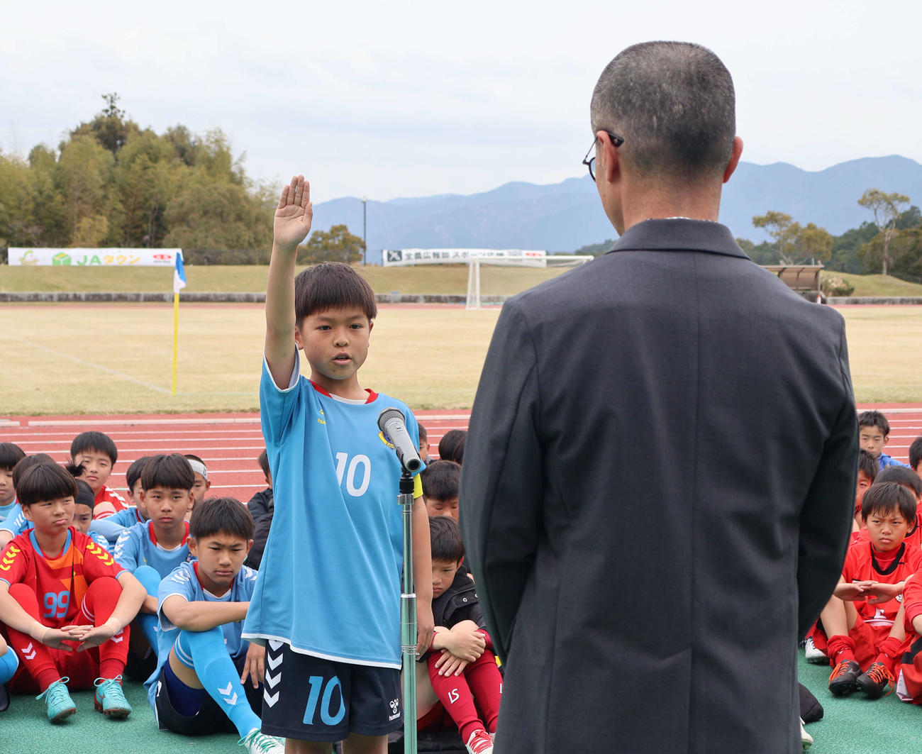 第1日、開会式で選手宣誓するエストレーラス高知の細川登伊キャプテン（左）