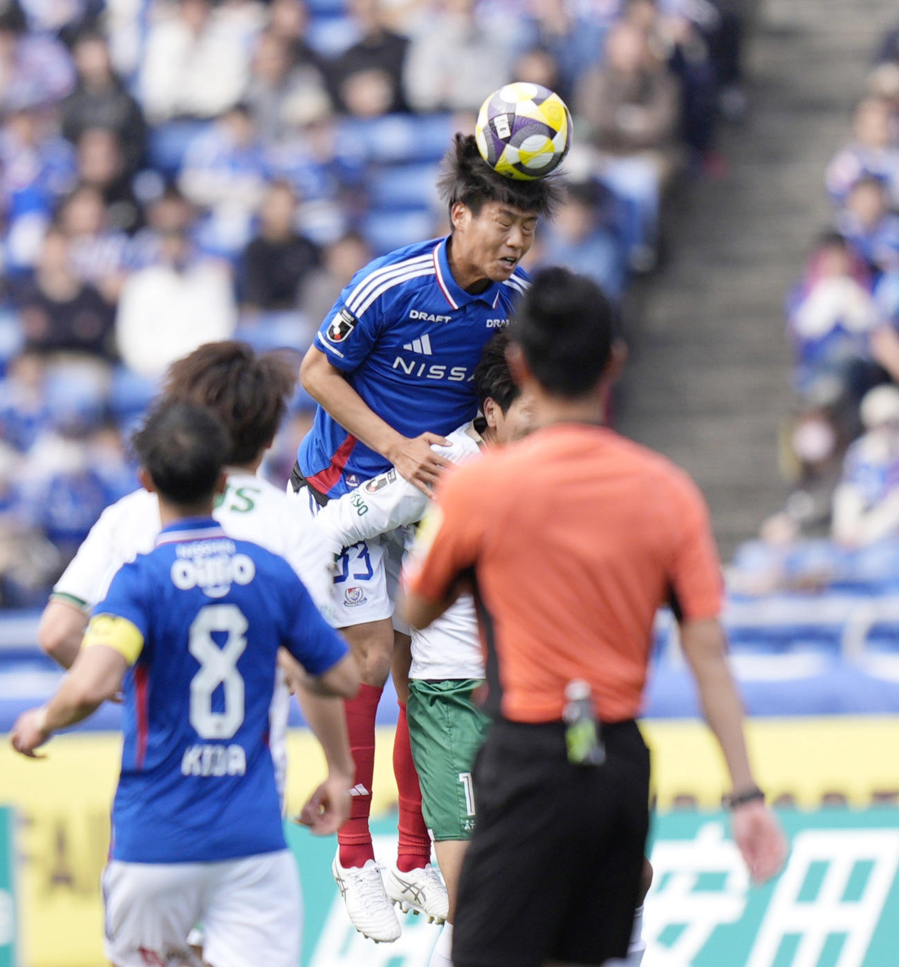 前半、競り合う横浜M諏訪間（上）（共同）