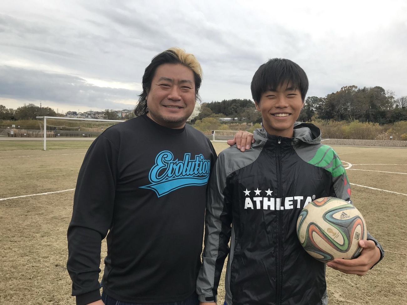 全日本プロレスの諏訪魔（左）とサッカーボールを手にする息子のDF諏訪間幸成（2023年撮影）