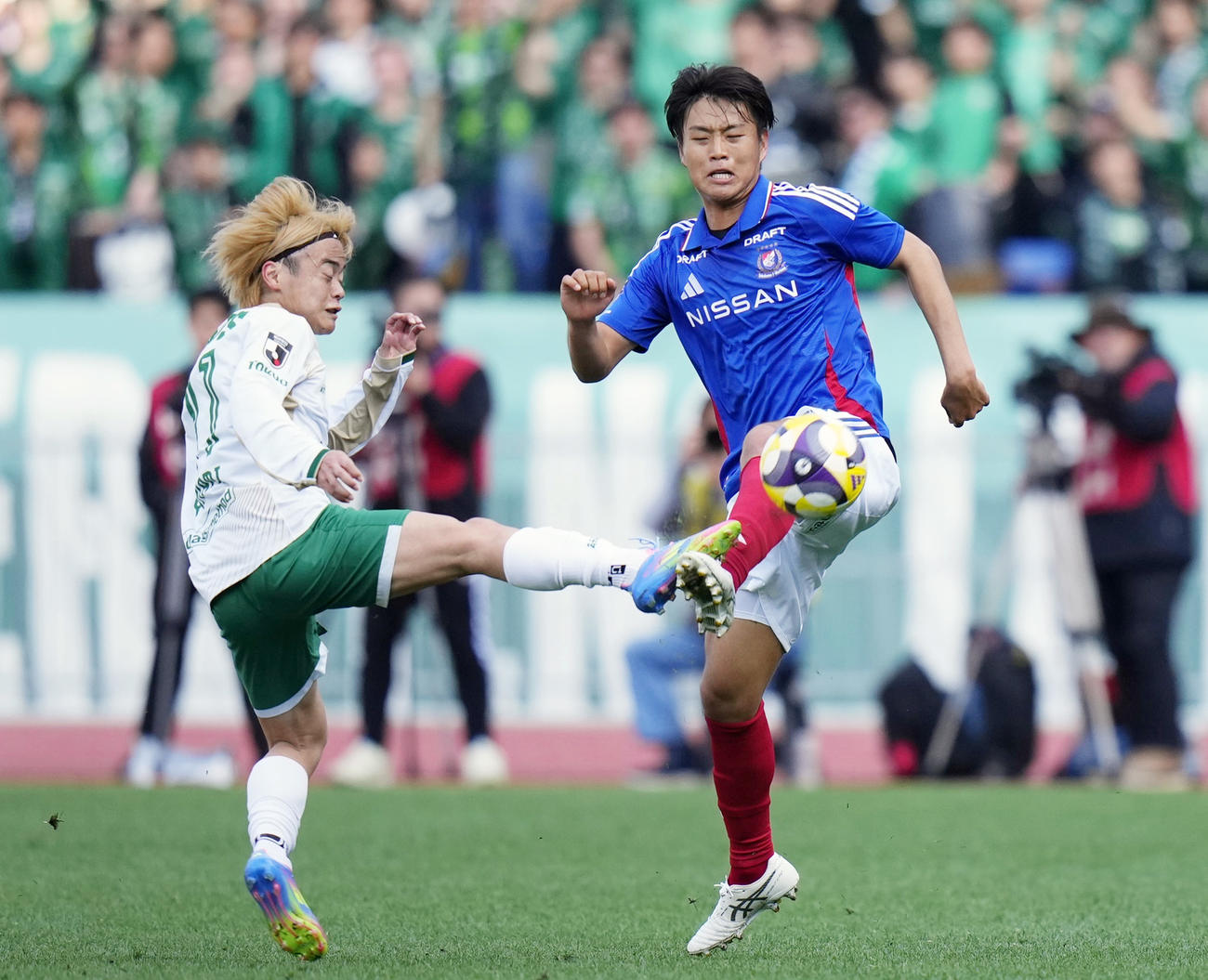 横浜M対東京V　後半、競り合う東京Vの山見（左）と横浜Mの諏訪間（共同）
