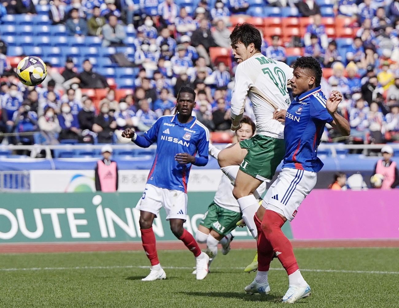 横浜M―東京V　前半、ゴールを狙う東京V・木村（中央）（共同）