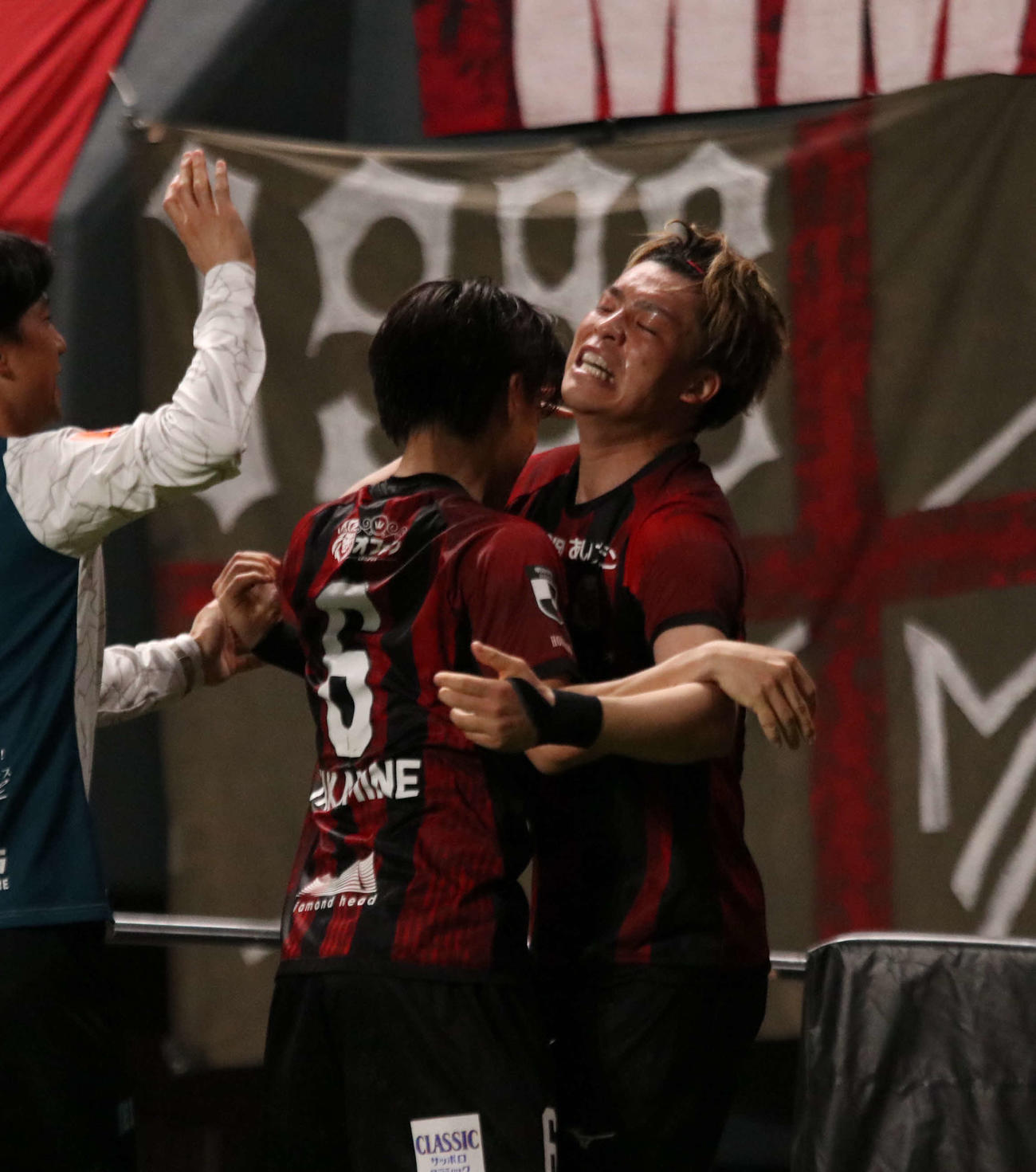 後半追加タイム5分、ゴールを決めて喜ぶ札幌家泉（右）と高嶺（撮影・保坂果那）