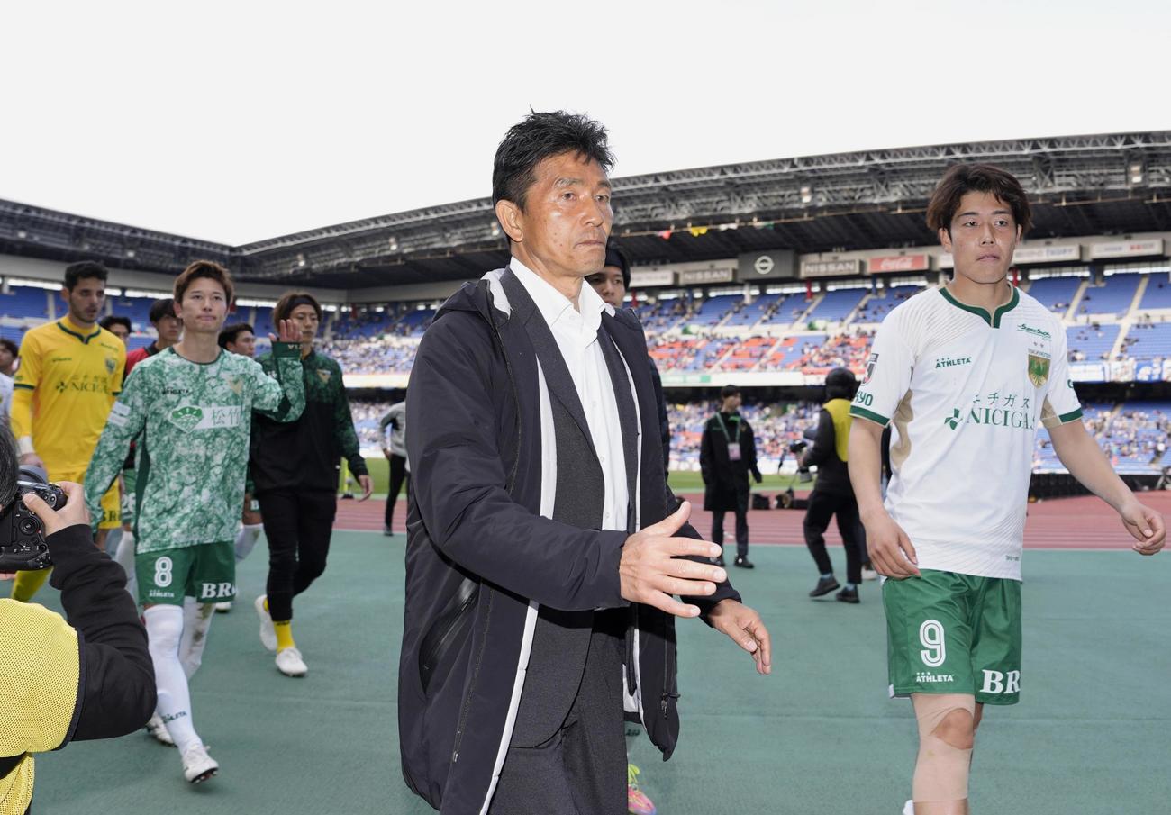 横浜対東京V　横浜Mと引き分け、引き揚げる東京V・城福監督（中央）（共同）