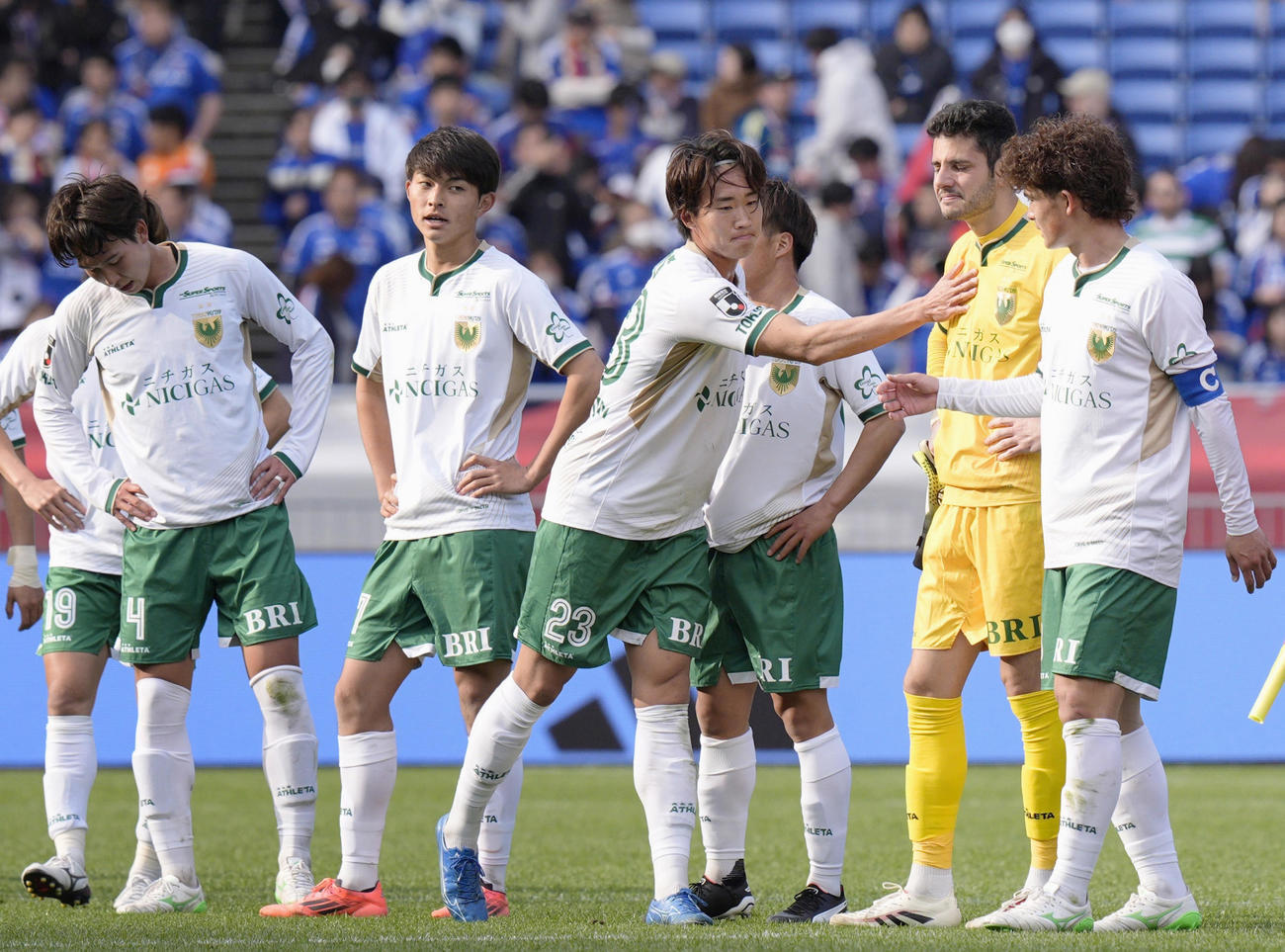 横浜対東京V　横浜Mと引き分けた東京Vイレブン（共同）