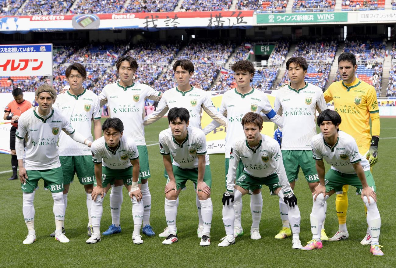 横浜対東京V　横浜M戦に臨む東京Vイレブン（共同）