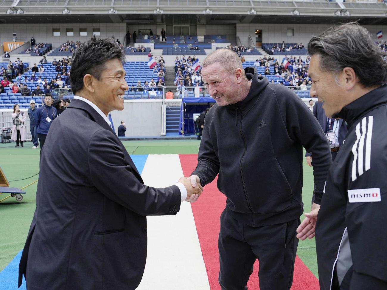 横浜対東京V　試合前に握手を交わす東京V・城福監督（左）と横浜Mのホーランド監督（共同）