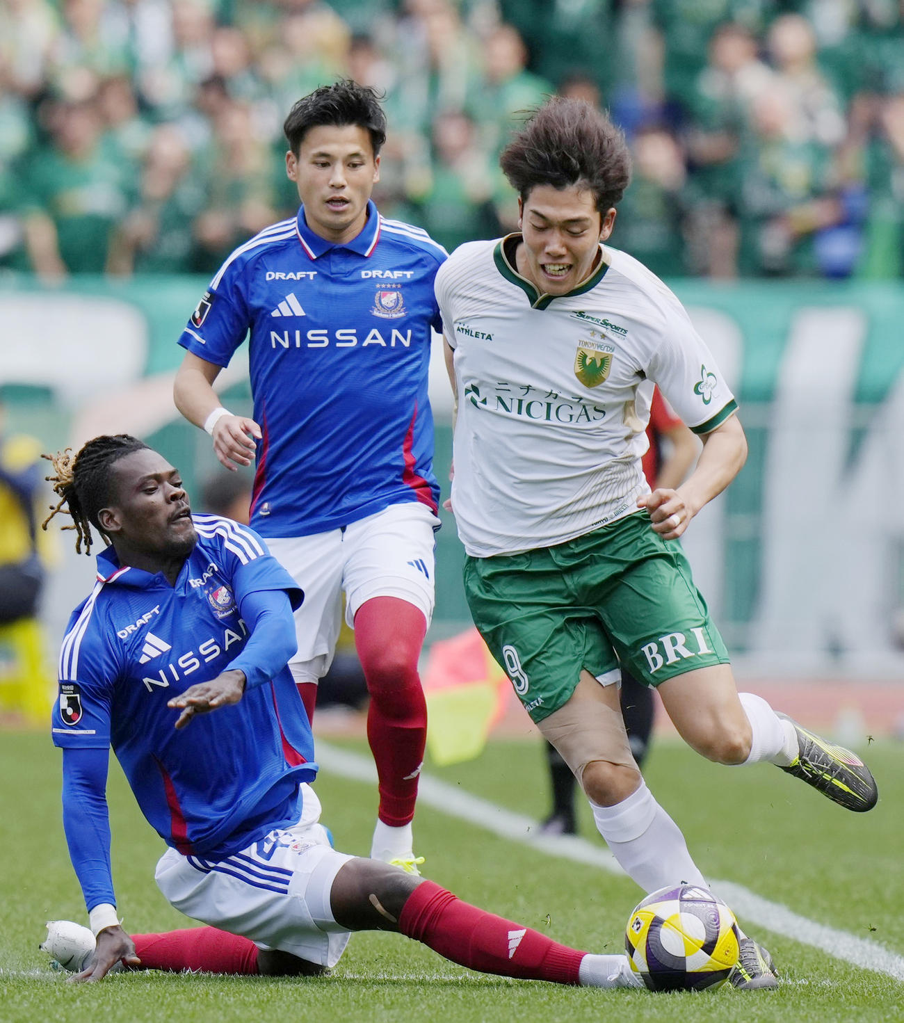 横浜対東京V　前半、競り合う横浜Mのクルード（左下）と東京V・染野（共同）