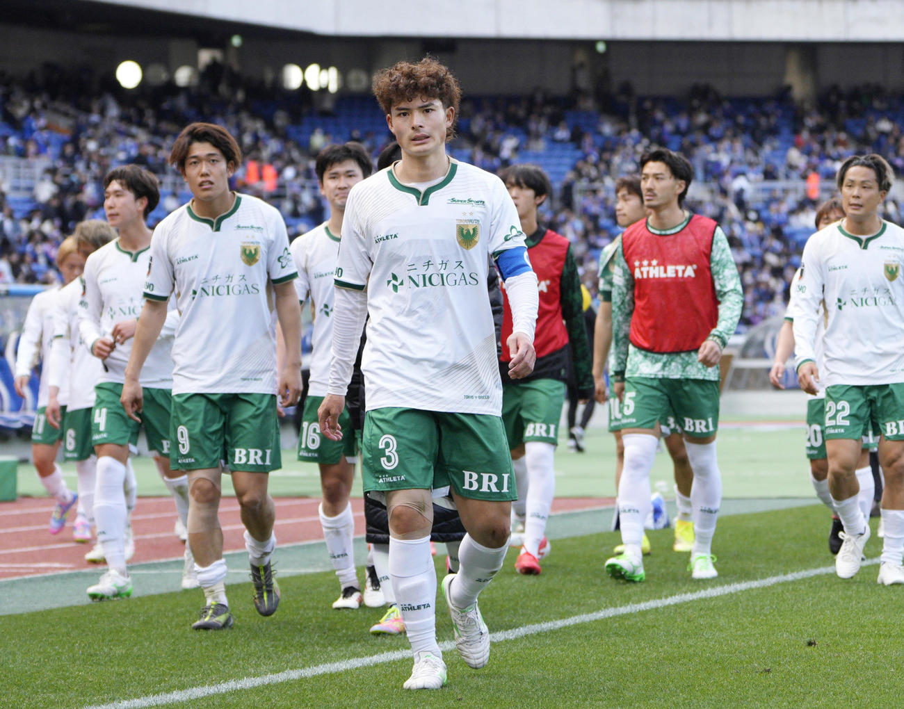 横浜Mと引き分け、引き揚げる谷口（中央）ら東京Vの選手たち（共同）