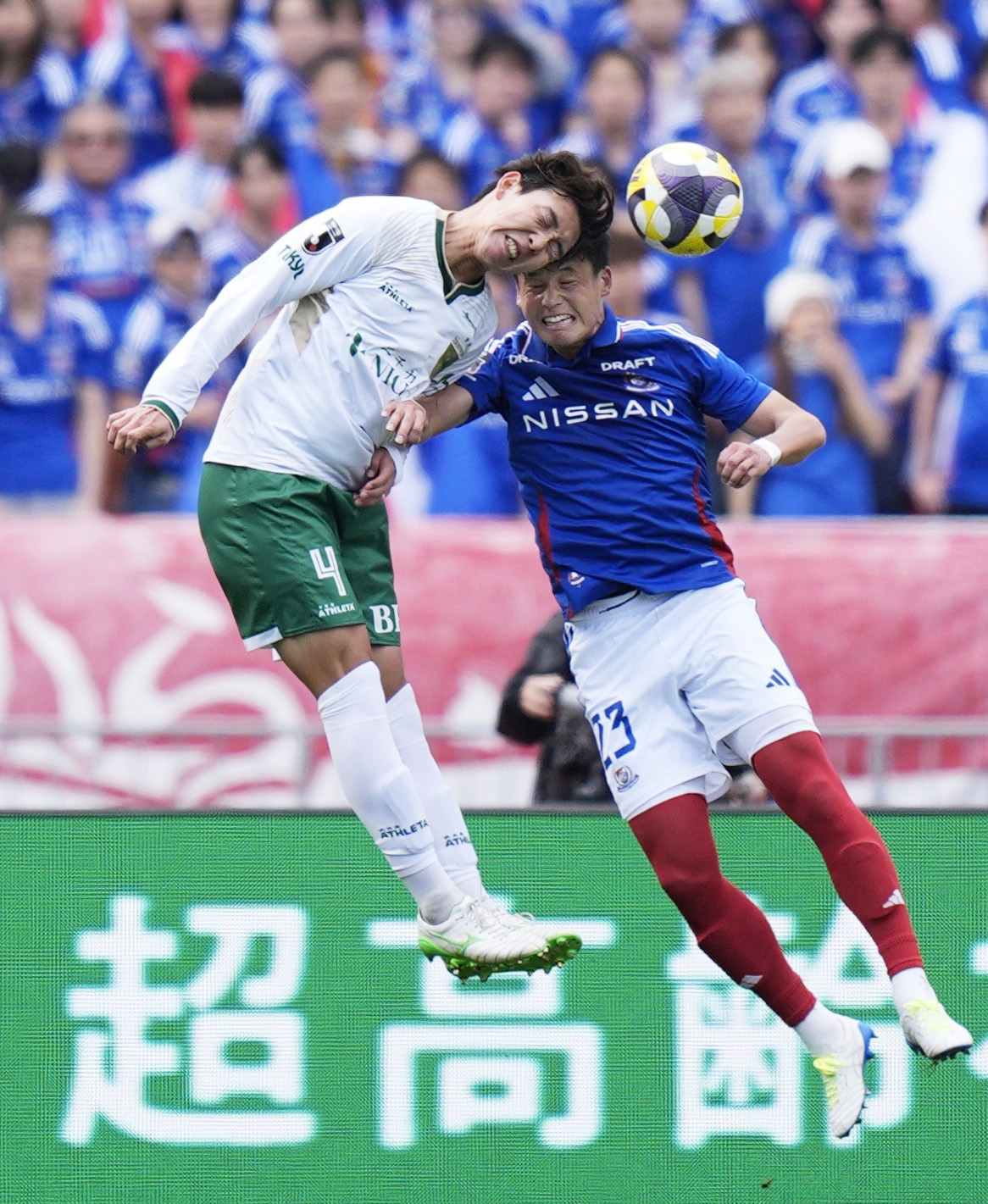 横浜対東京V　前半、ヘディングで競り合う東京V・林（左）と横浜M・宮市（共同）