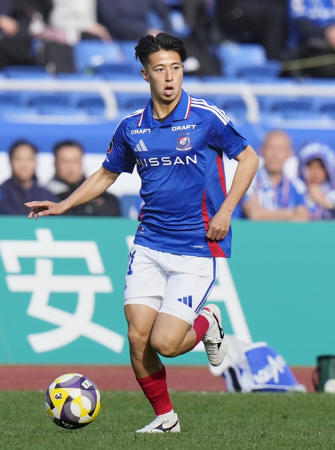横浜M対東京V　後半、攻め込む横浜M・松村（共同）