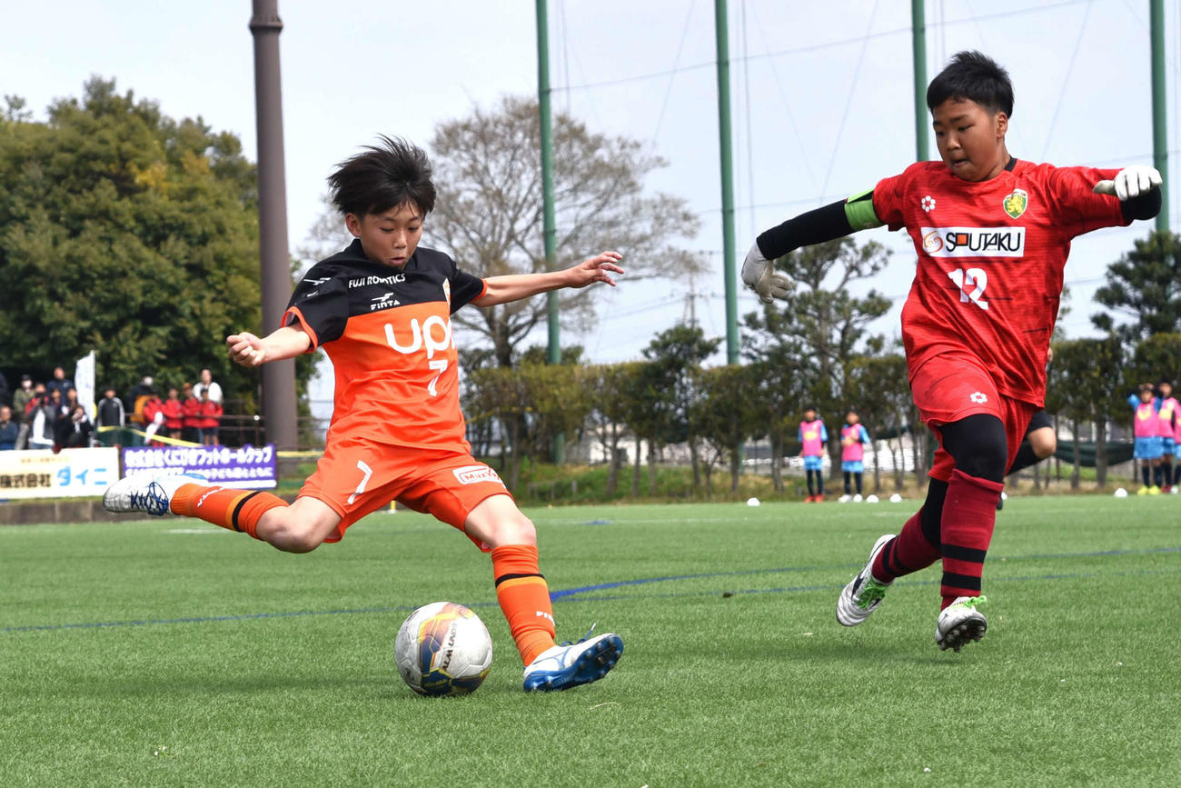 決勝戦の第1P11分、相手GKをかわしながら2ゴール目のシュートを放つレノファ山口FCの安清蒼斗（左）
