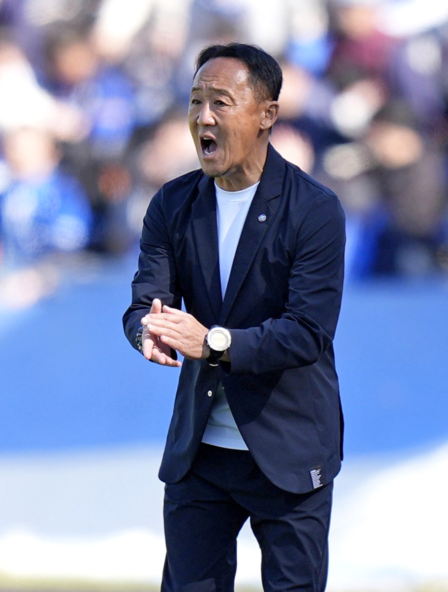 サッカーJ1川崎戦で指示を出す町田の黒田剛監督（共同）