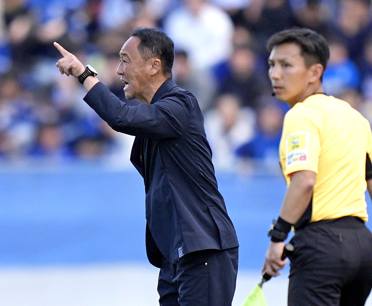サッカーJ1川崎戦で指示を出す町田の黒田剛監督（共同）