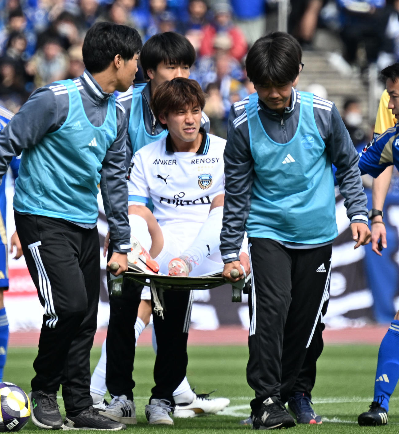 J1　町田対川崎F　前半、負傷退場する川崎F橘田（撮影・千葉一成）