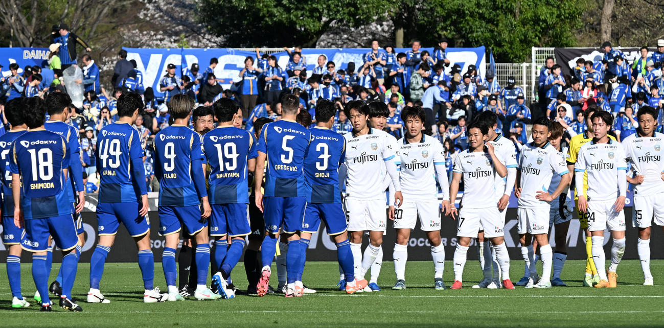 J1　町田対川崎F　引き分けに終わり、健闘をたたえ合う町田（左側）と川崎F両イレブン（撮影・千葉一成）