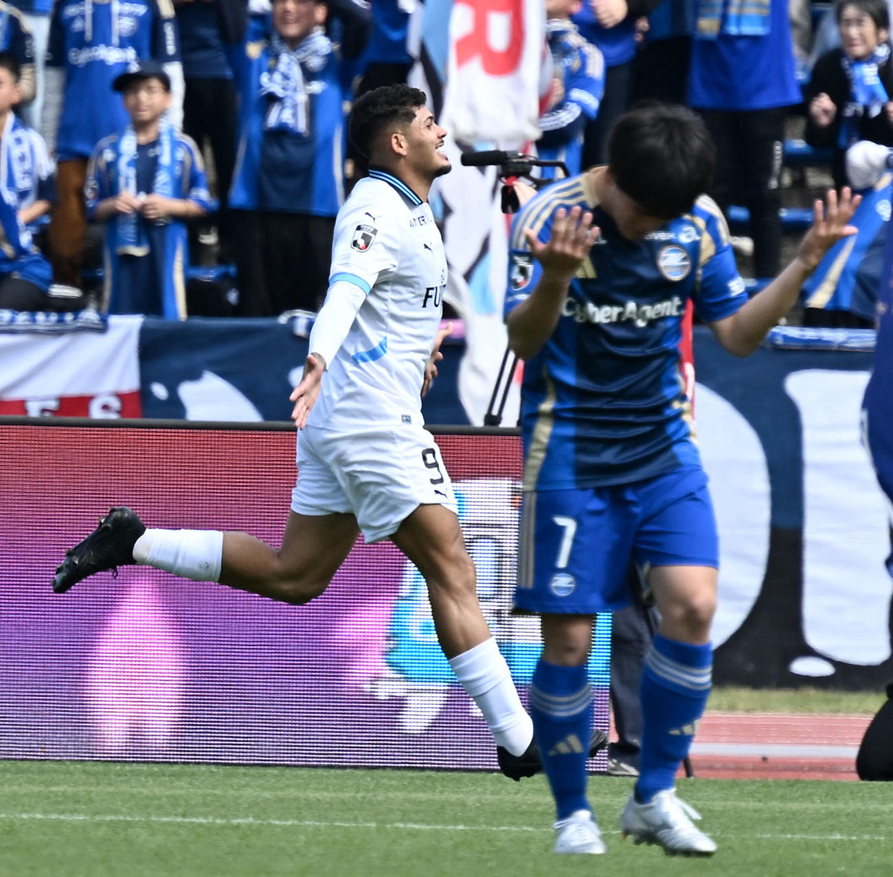 J1　町田対川崎F　前半、先制ゴールを決め喜ぶエリソン（左）（撮影・千葉一成）