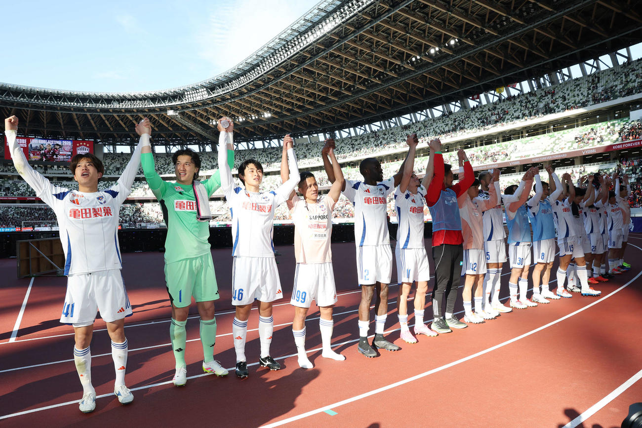 神戸対新潟　今季初勝利を挙げ喜ぶ新潟長谷川（左端）ら選手たち（撮影・宮地輝）