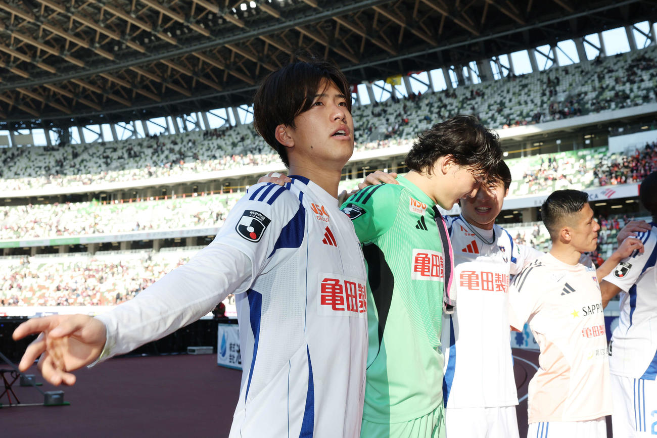 神戸対新潟　今季初勝利を挙げ喜ぶ新潟長谷川（左）ら選手たち（撮影・宮地輝）