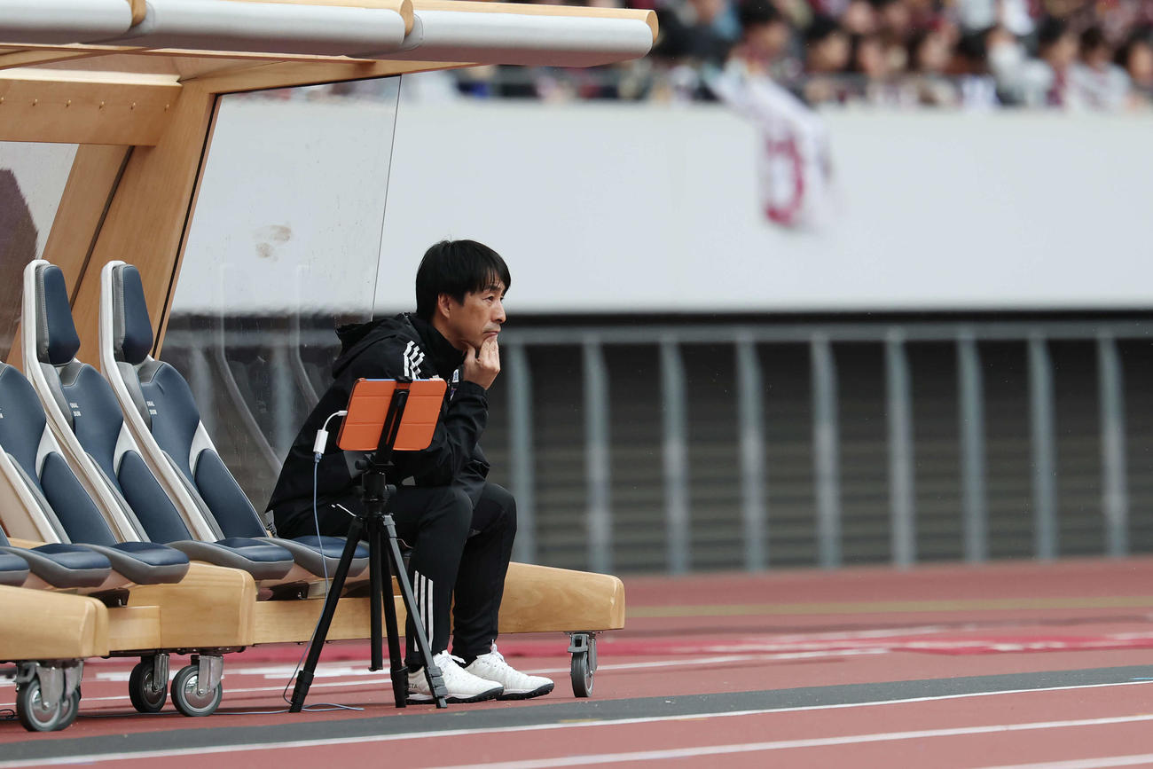 神戸対新潟　試合前ウオーミングアップを見つめる新潟樹森監督（撮影・宮地輝）