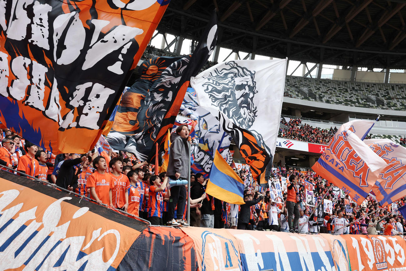 神戸対新潟　試合前、盛り上がる新潟サポーター（撮影・宮地輝）