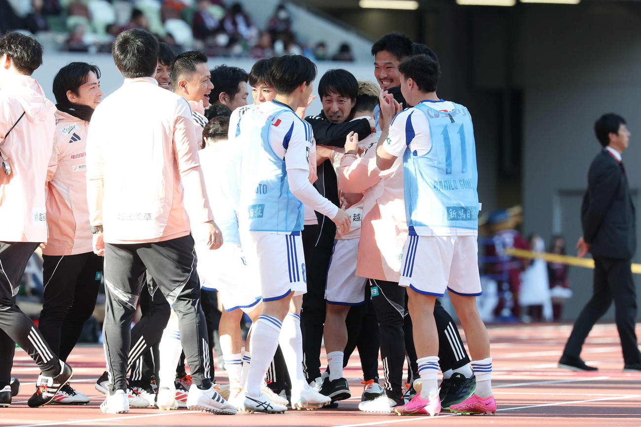 神戸対新潟　今季初勝利を挙げ選手たちと喜ぶ新潟樹森監督（中央）（撮影・宮地輝）