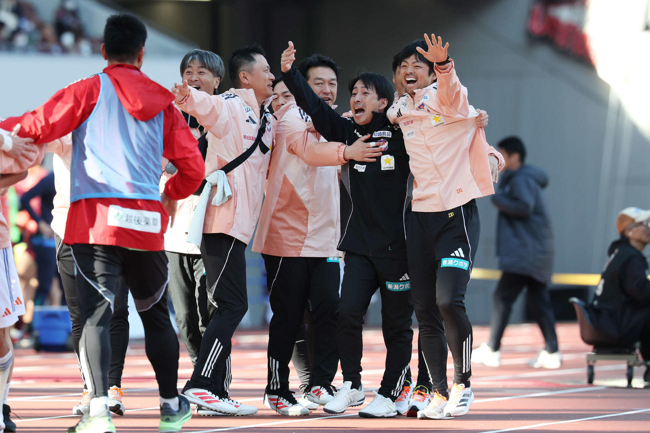 神戸対新潟　今季初勝利を挙げ喜ぶ新潟樹森監督（右から2人目）（撮影・宮地輝）