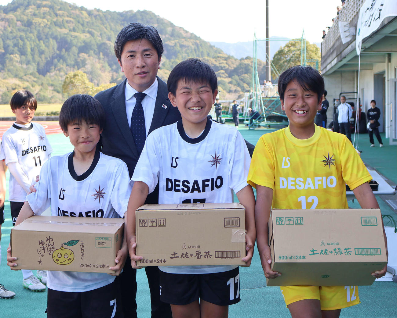 優勝チームに副賞を手渡すJA全農広報・調査部の澤田洋志部長（後列）