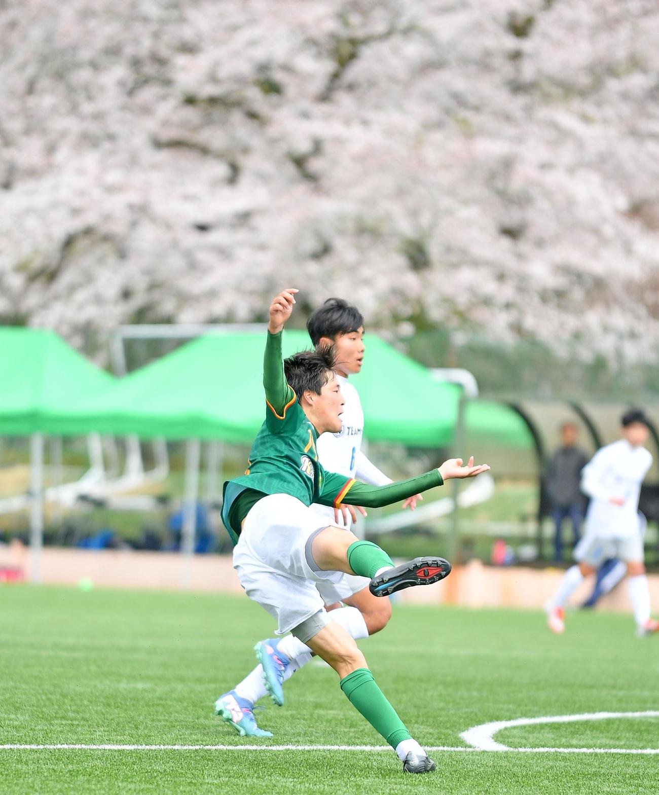 後半、左足ミドルでゴールを決める静岡学園FW佐々木