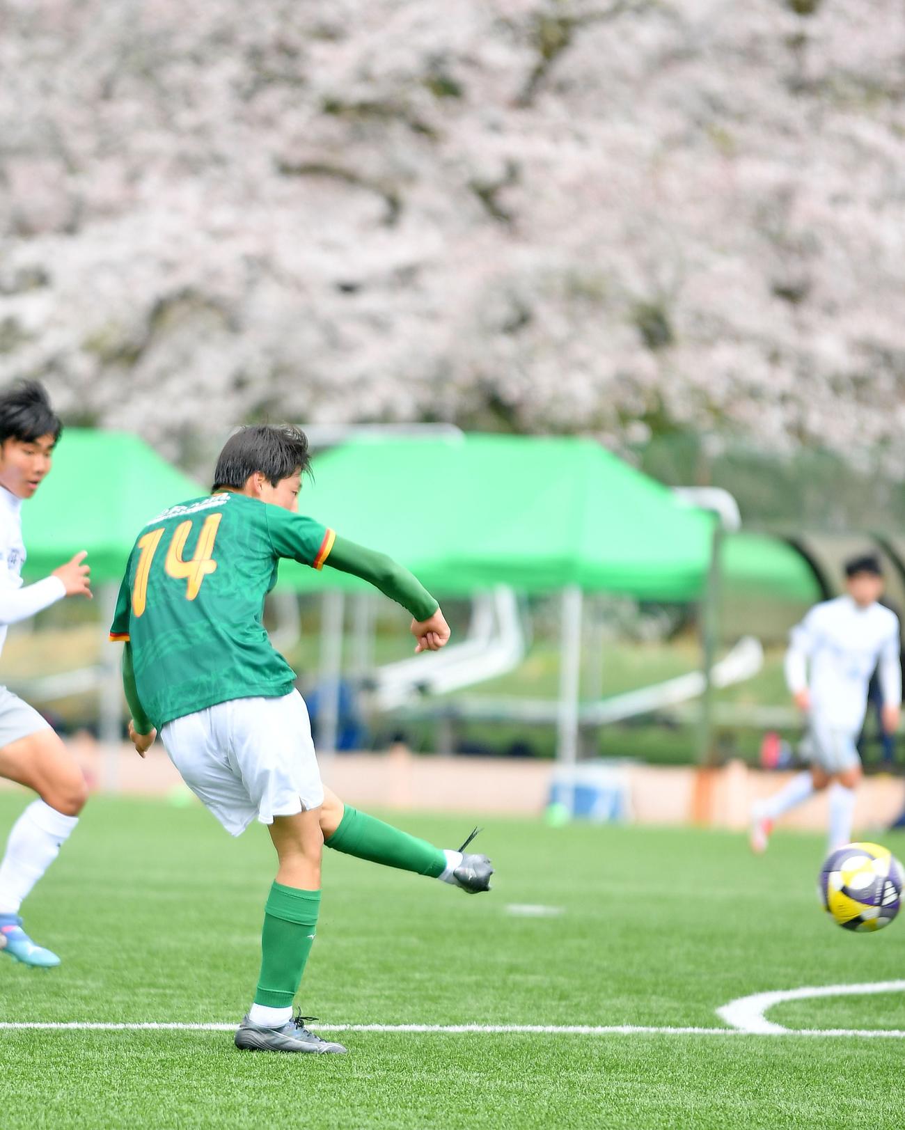 大津戦の後半、左足ミドルでゴールを決める静岡学園・佐々木