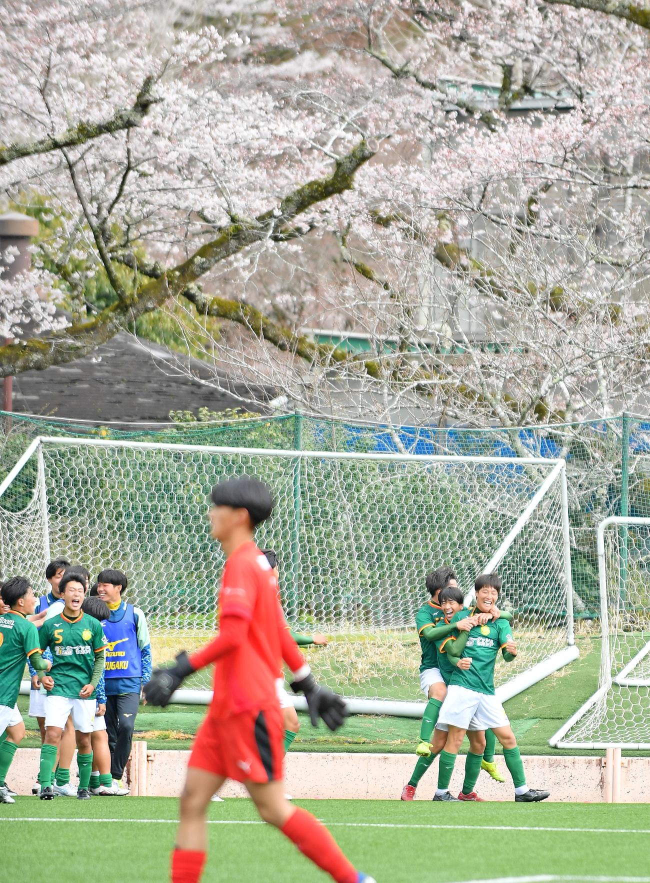 大津戦で先制点を決め、仲間と喜び合う静岡学園・佐々木（右端）
